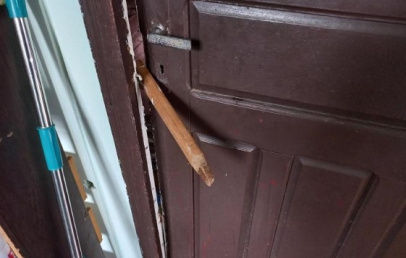 Ladrão deixou cabo do martelo preso na porta da casa. – Foto: Polícia Militar/Divulgação/ND
